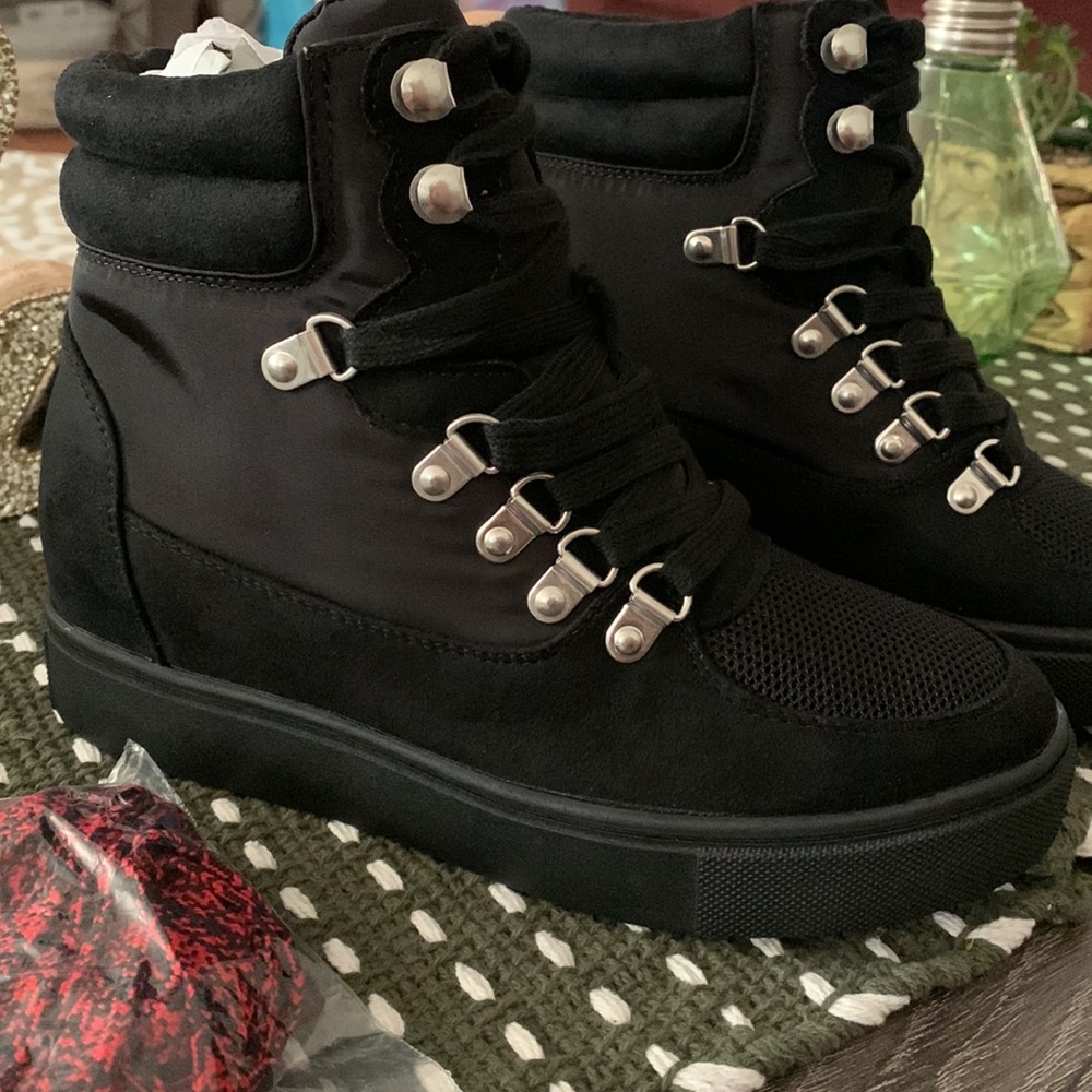 Hidden wedge bootie - Picture 2 of 3
